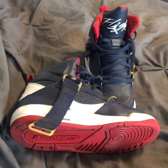 Size 4Y Jordan flight shoes - Picture 1 of 5